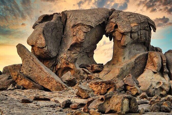 4 Hours Charming Moon Valley Hike Experience in Jeddah - Key highlights at Moon Valley, Jeddah