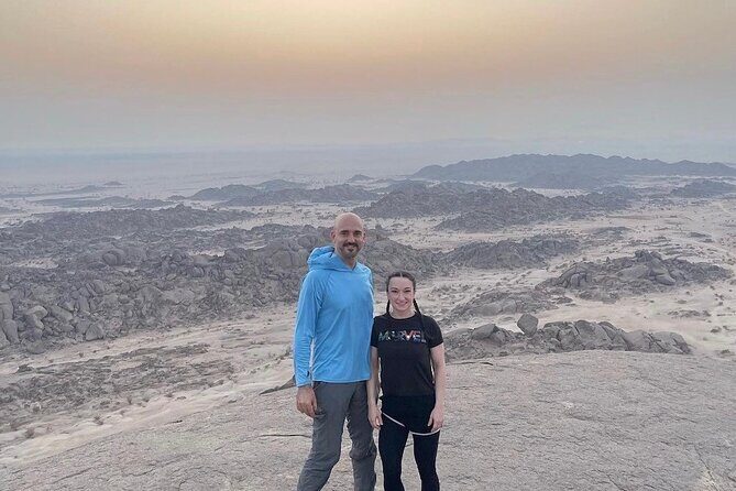 4 Hours Charming Moon Valley Hike Experience in Jeddah - The 4-hour flow: hotel pickup, Moon Mountain climb, and back again