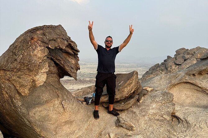 4 Hours Charming Moon Valley Hike Experience in Jeddah - Sunset coffee and snacks: the pause that makes it feel complete