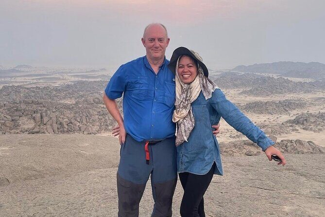 4 Hours Charming Moon Valley Hike Experience in Jeddah - Guides and small-group setup: what up to 6 people changes
