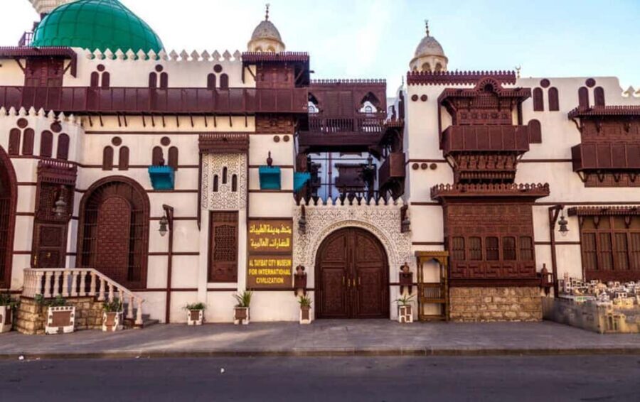 Al Balad Old Town Tour in Jeddah Historical City - Al Shafei Mosque: Narrow Alleys and a Mosque Site Used Since c. 1000 AD