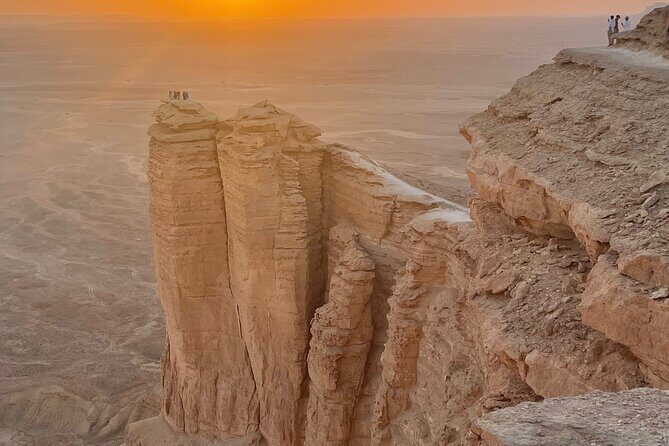 Explore Edge of The World in a Private Trip with Saudi Dinner - Private transportation and a smooth 5-hour rhythm