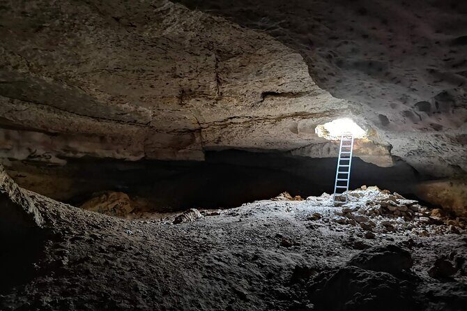 Explore Edge of The World in a Private Trip with Saudi Dinner - Stop 3: Edge of The World, the hidden bat cave, and the sunset views
