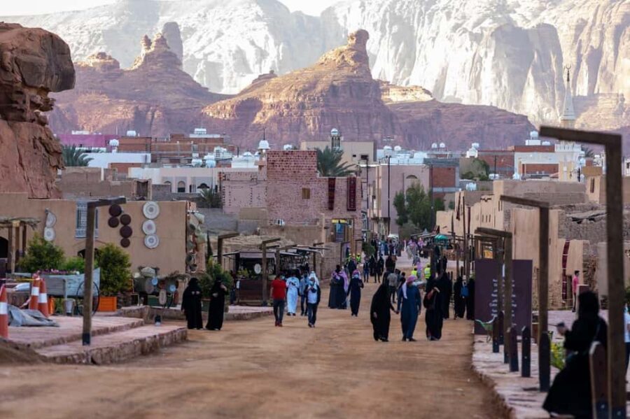 From AlUla: Hegra, Dadan and Ikmah Highlights Tours - The souvenir stop at the handcraft pavilion