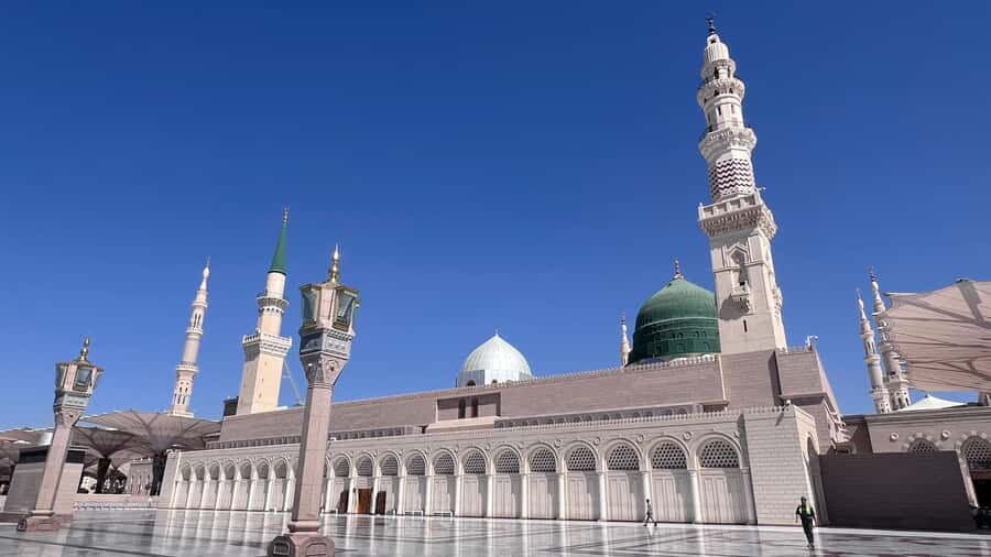 Prophet’s Mosque Walking Tour with Historic Hejaz Railway - Prophet’s Mosque Library Stop: Start With the Right Lens