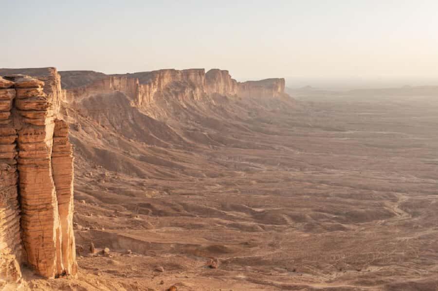 Riyadh: Edge Of The World Tour - Meeting your guide in Riyadh: pickup, A/C comfort, and a sign that actually works